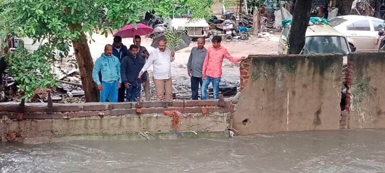 లోతట్టు ప్రాంత ప్రజలు అప్రమత్తంగా ఉండాలి బాలానగర్ కార్పొరేటర్ ఆవుల రవీందర్ రెడ్డి 